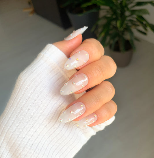 Bílé průhledné press on nehty zdobené kamínky