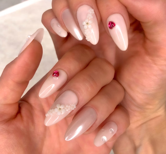 světlé press on nehty s 3D květinovými vzory a srdíčky