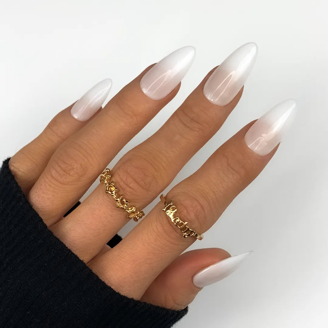 mléčné bílé semi-transparentní press on nehty ve tvaru almond střední
