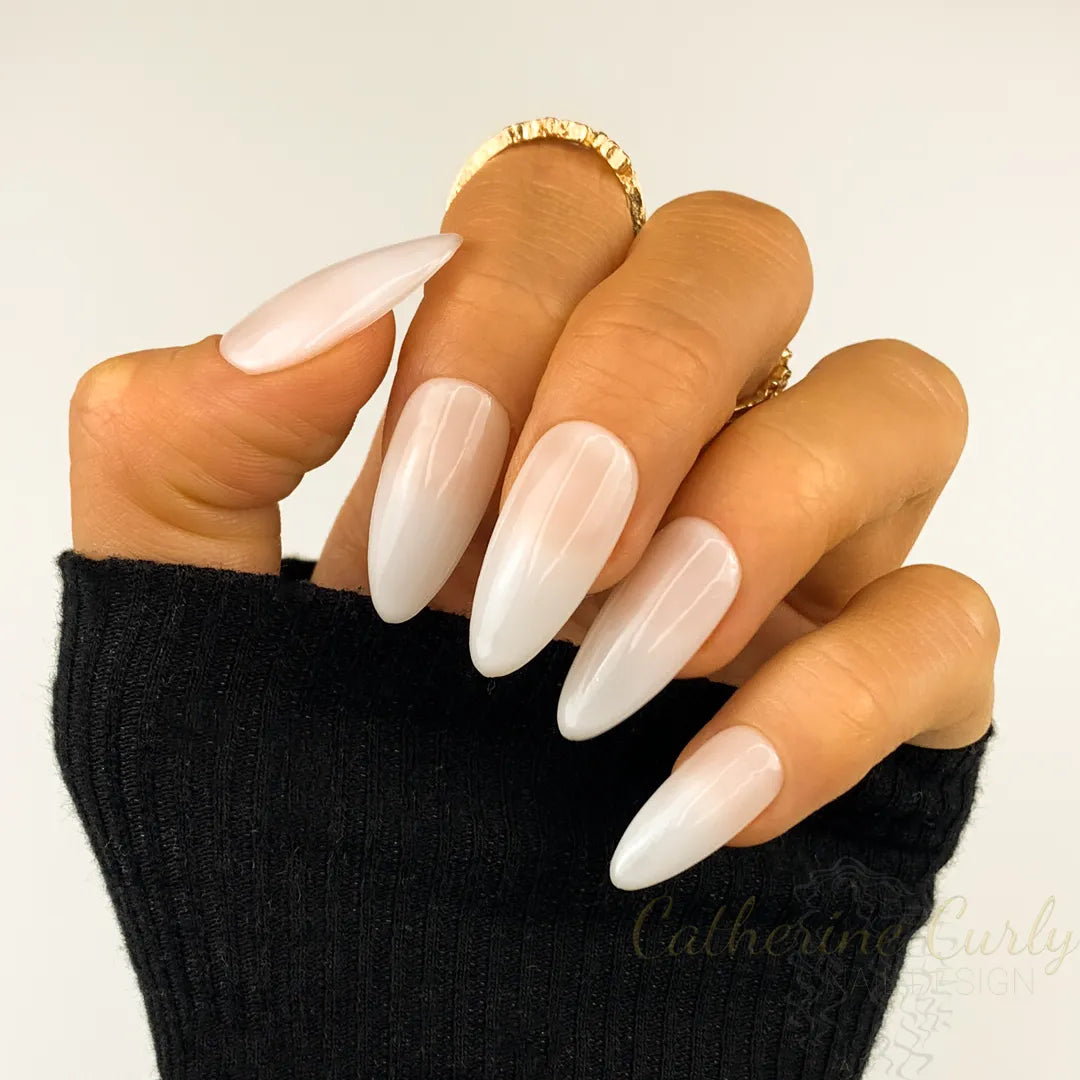 mléčné bílé semi-transparentní press on nehty ve tvaru almond střední