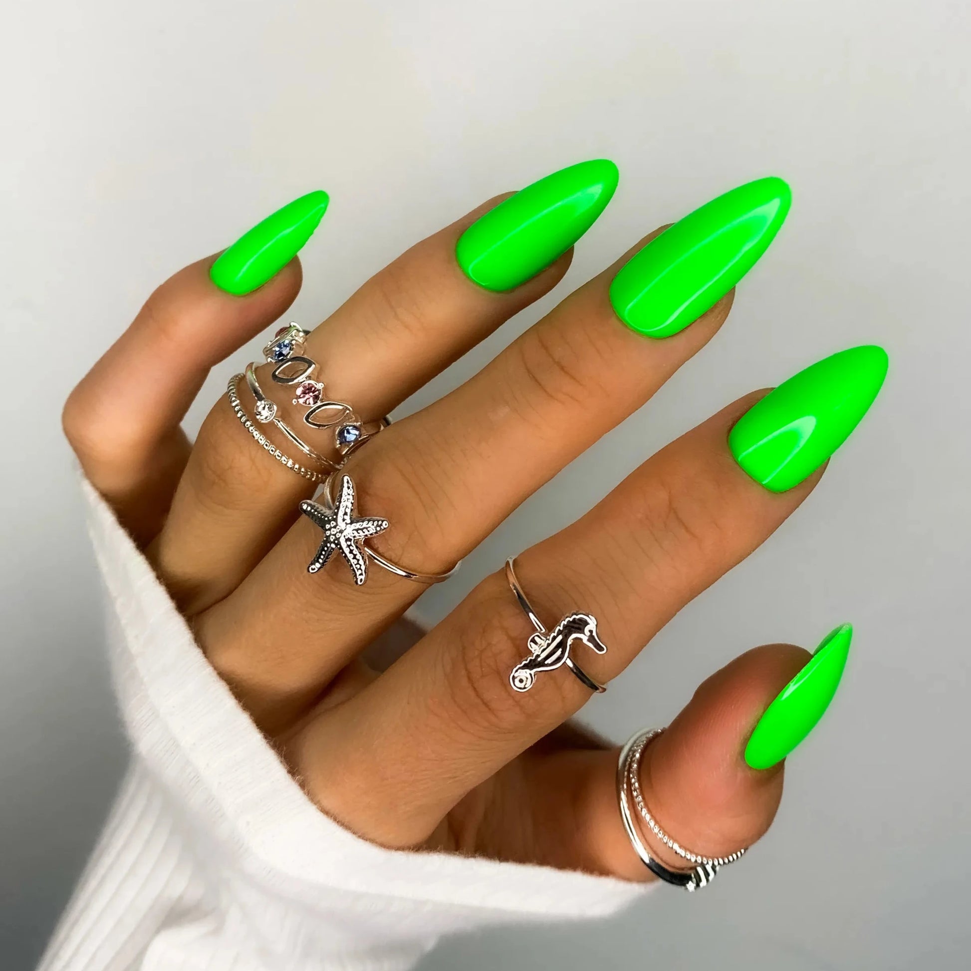 neonově zelené press on nehty ve tvaru Almond oválné střední