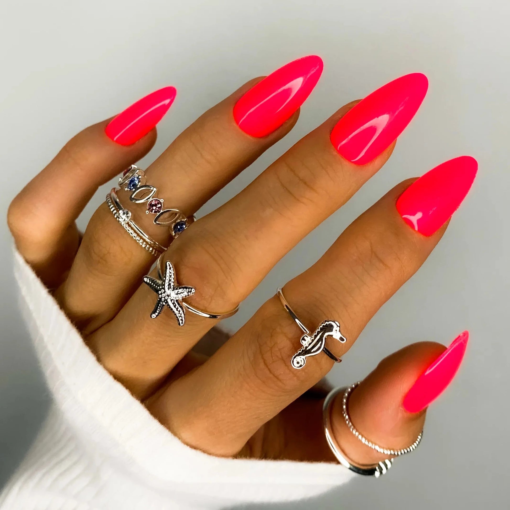 neonově růžové press on nehty ve tvaru Almond oválné střední