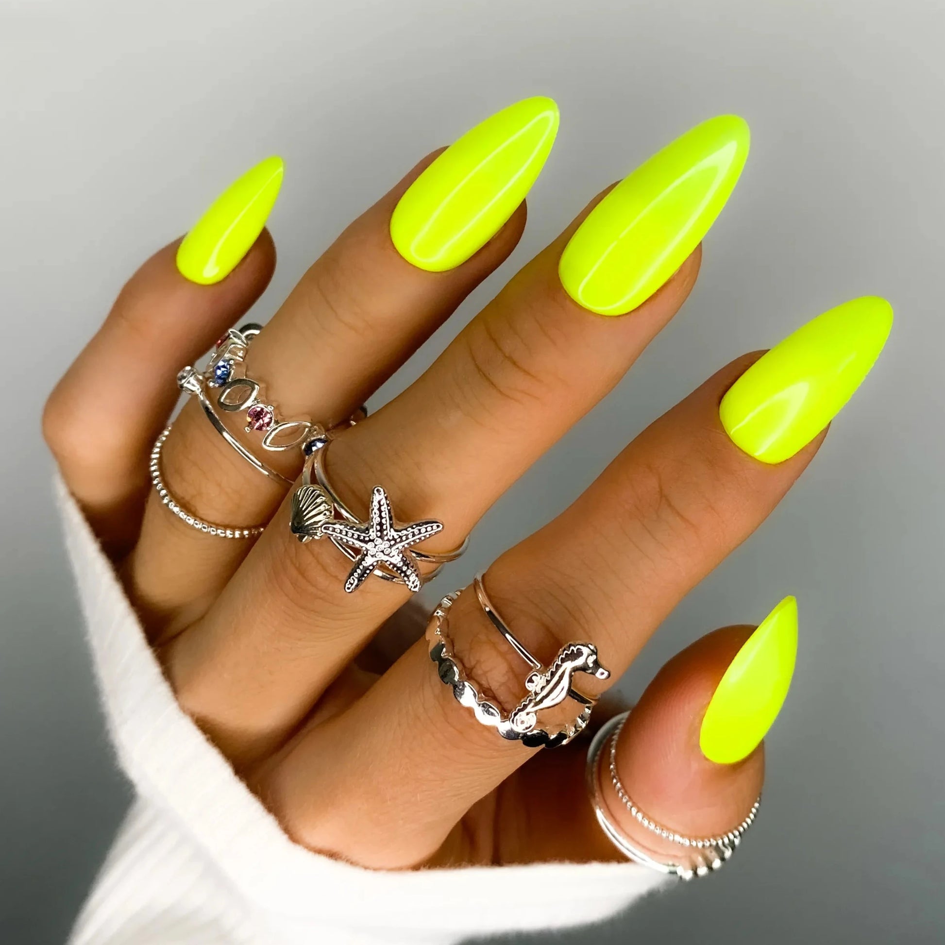 neonově žluté press on nehty ve tvaru Almond oválné střední